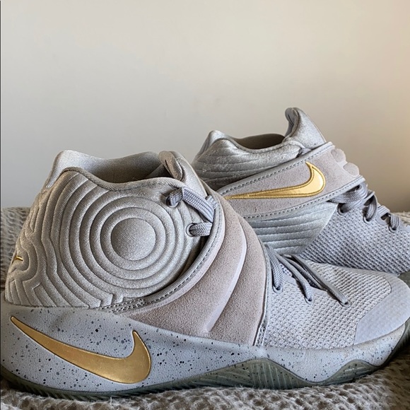 Kyries - Picture 2 of 4